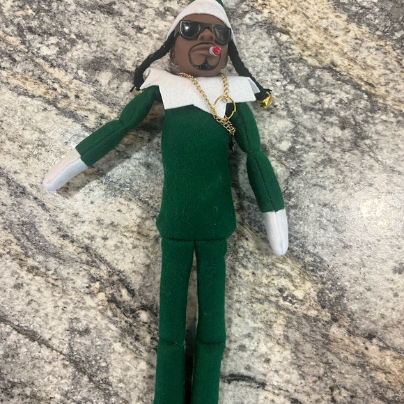 NWT Green Snoop Dogg Resin & fabric doll Doll - Green Christmas elf on shelve - Picture 9 of 9